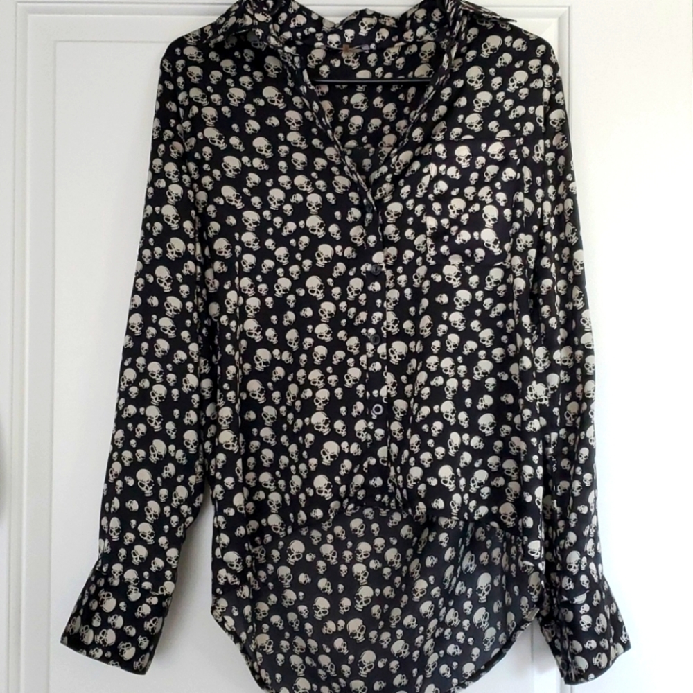 Black & white 💀 skull blouse